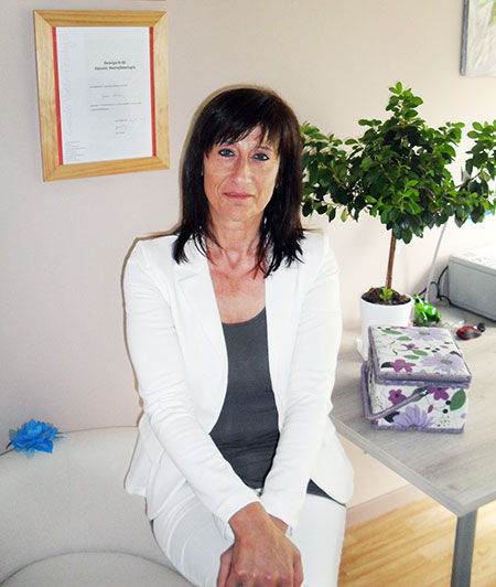 Gerda Bielen in haar praktijk voor voetreflexologie